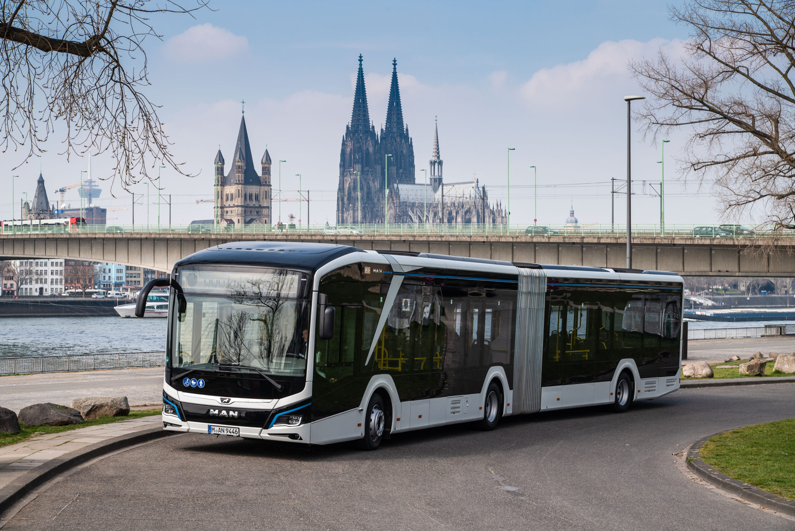 man articulated bus cologne
