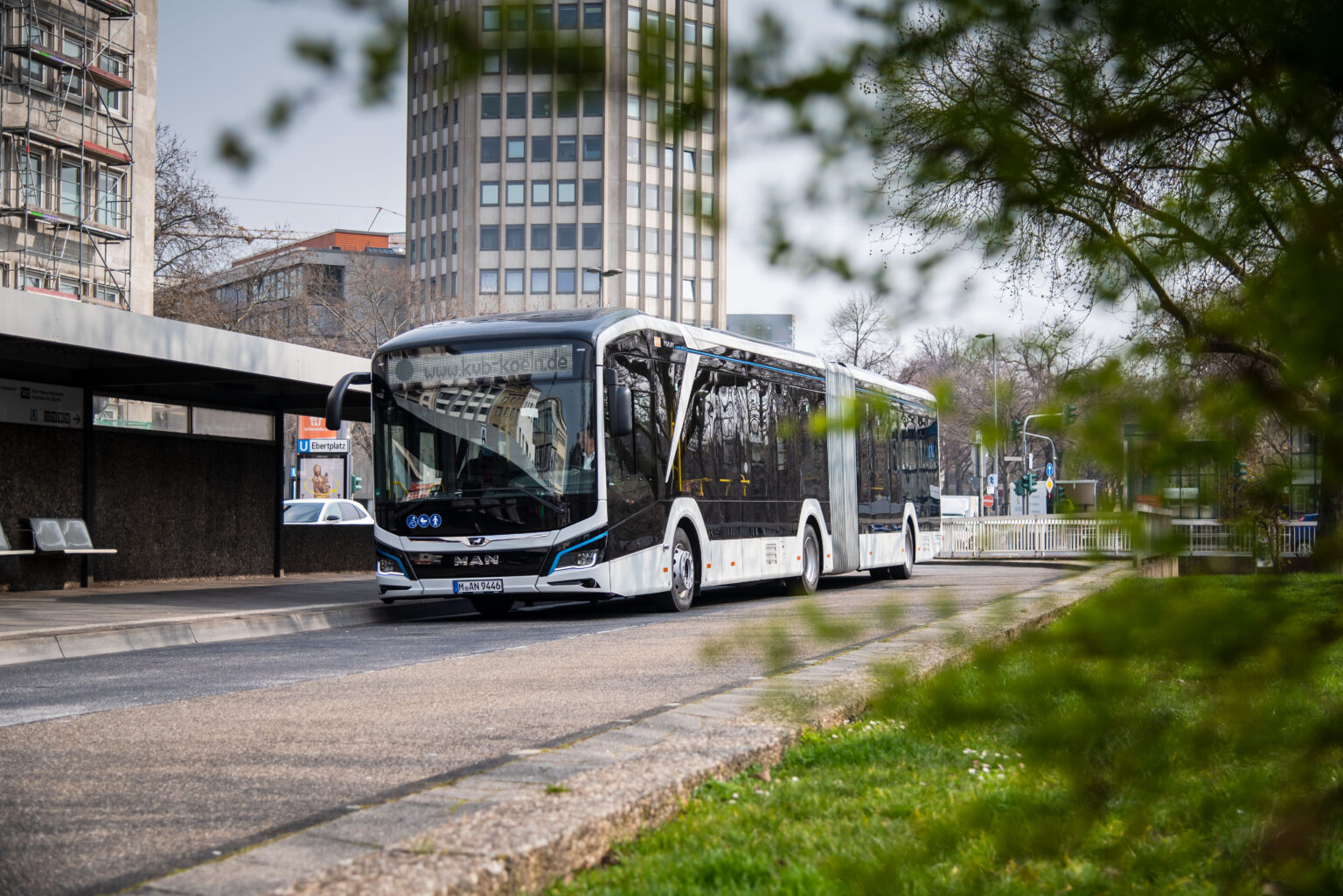 Fully-Electric Articulated Bus from MAN Goes into Operation in Cologne