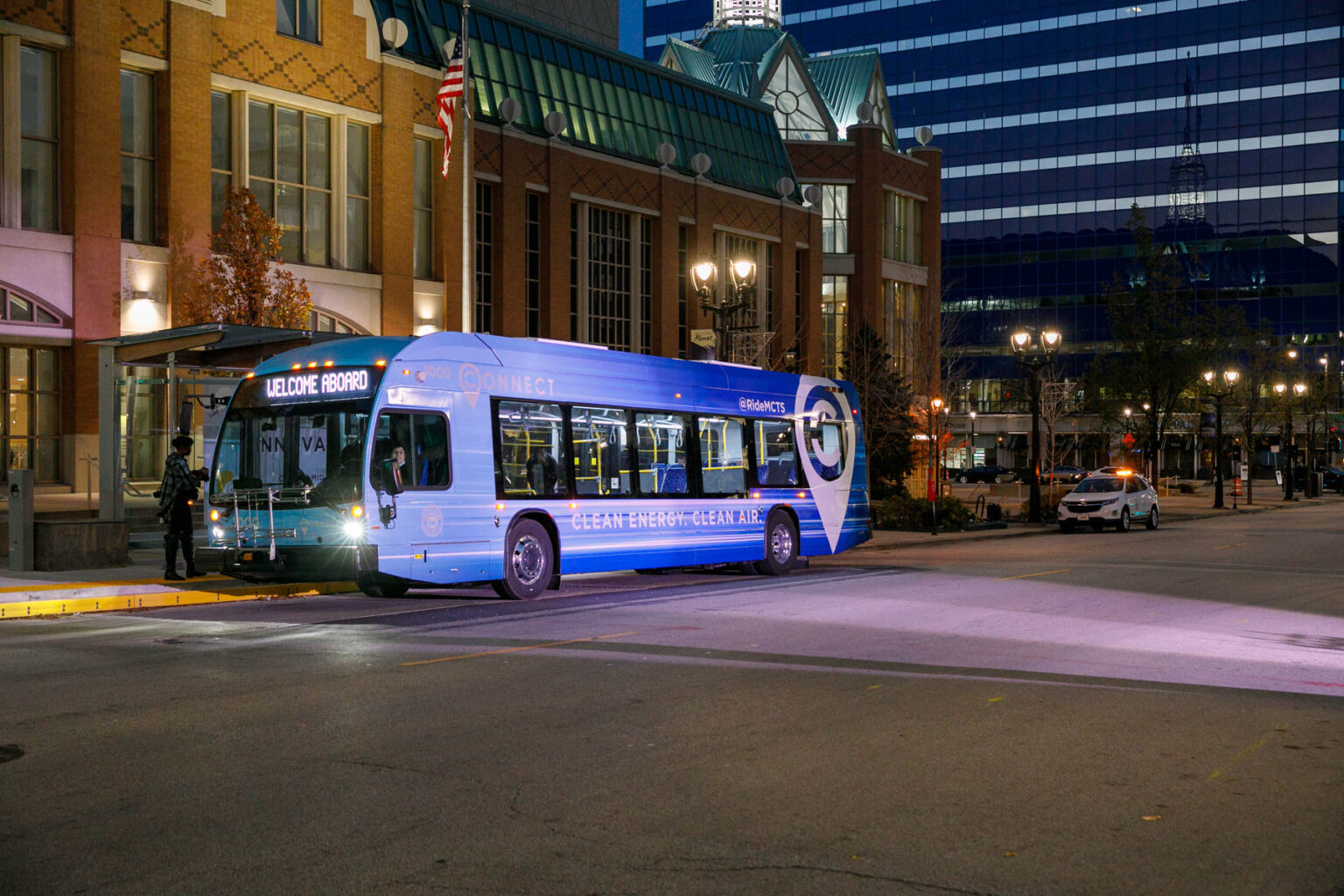 Milwaukee County Transit Unveils First BRT Electric Bus | Bus-News