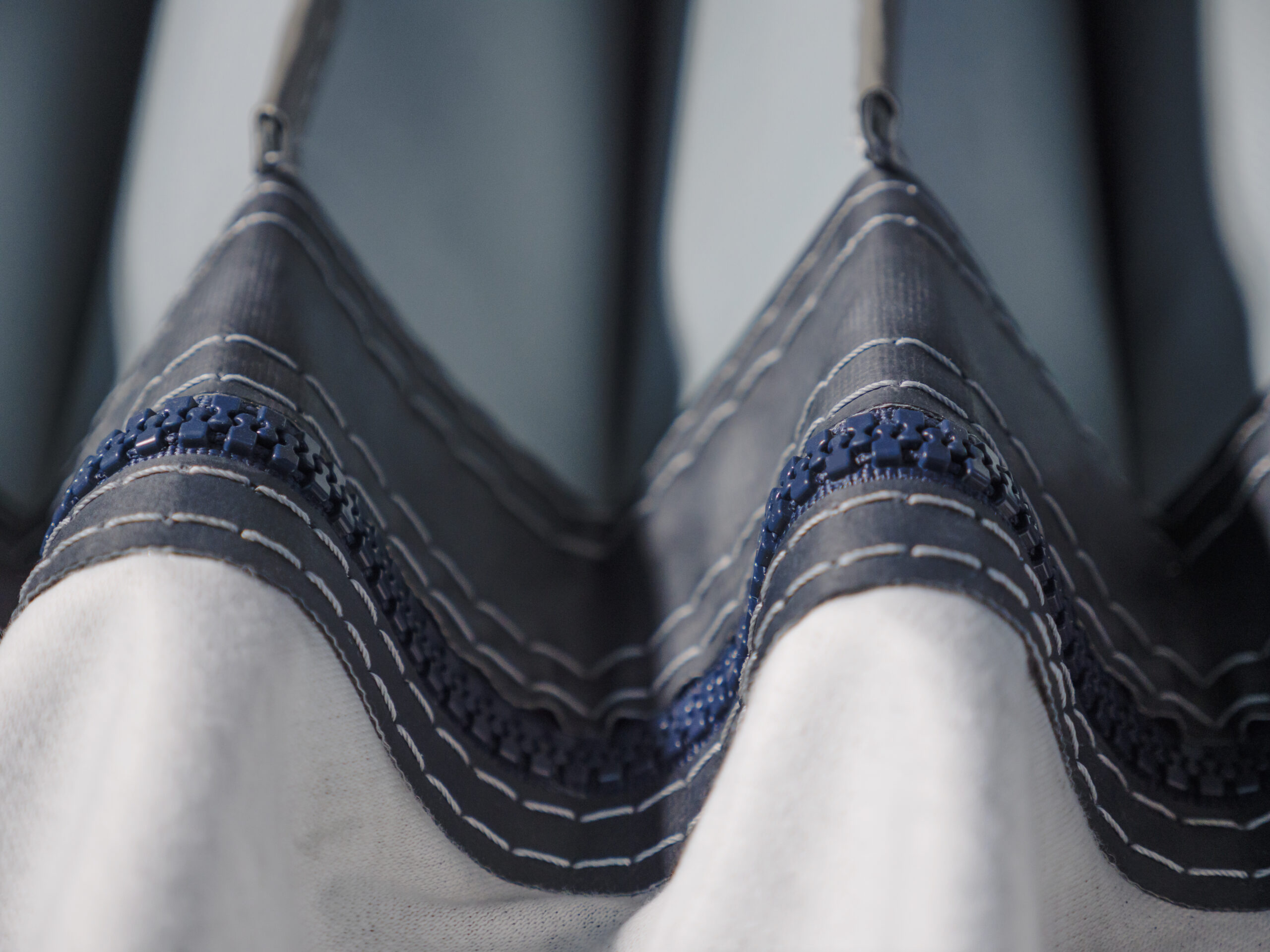 Unique, patented bellow bottom fixing system. Thanks to the special zips, the fabrics of the two parts remain on the same plane, avoiding the tension created by radial forces that can damage the product