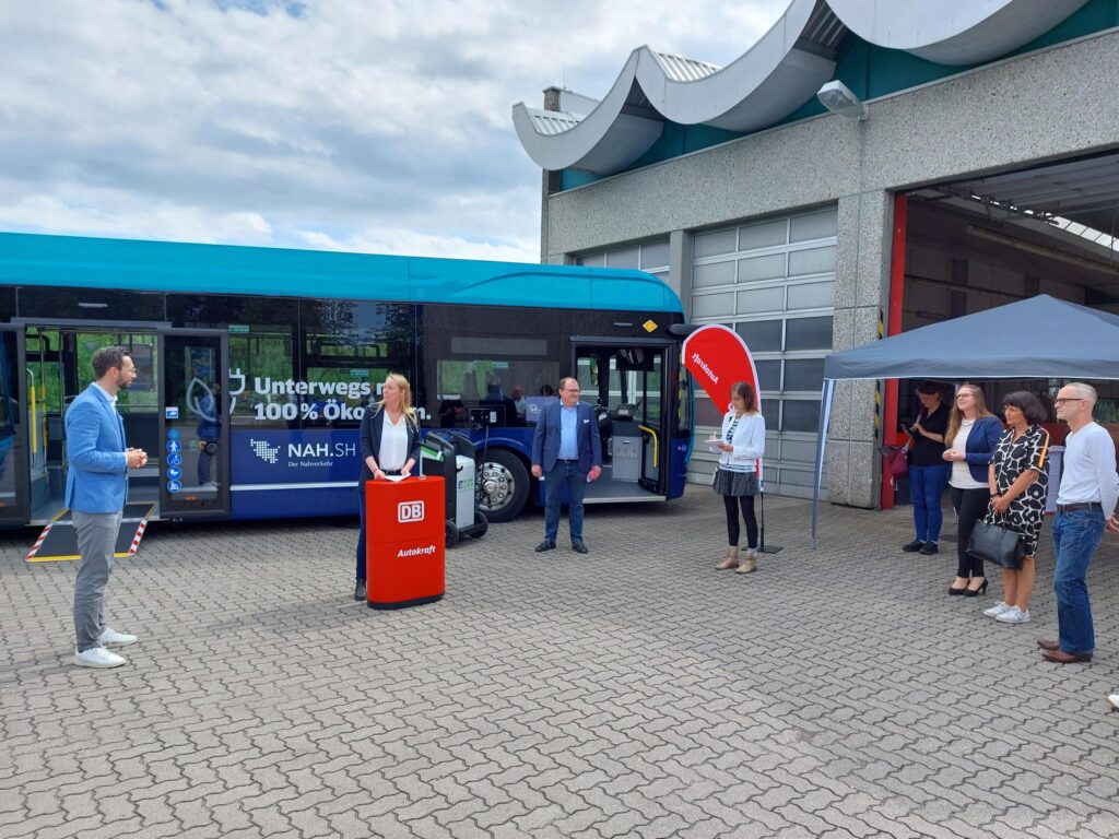 From left to right: Daniel Marx and Jennifer Restorff from Autokraft GmbH, Senior District Administrator Christian Rüsen and Jaqueline Pusch from SVG