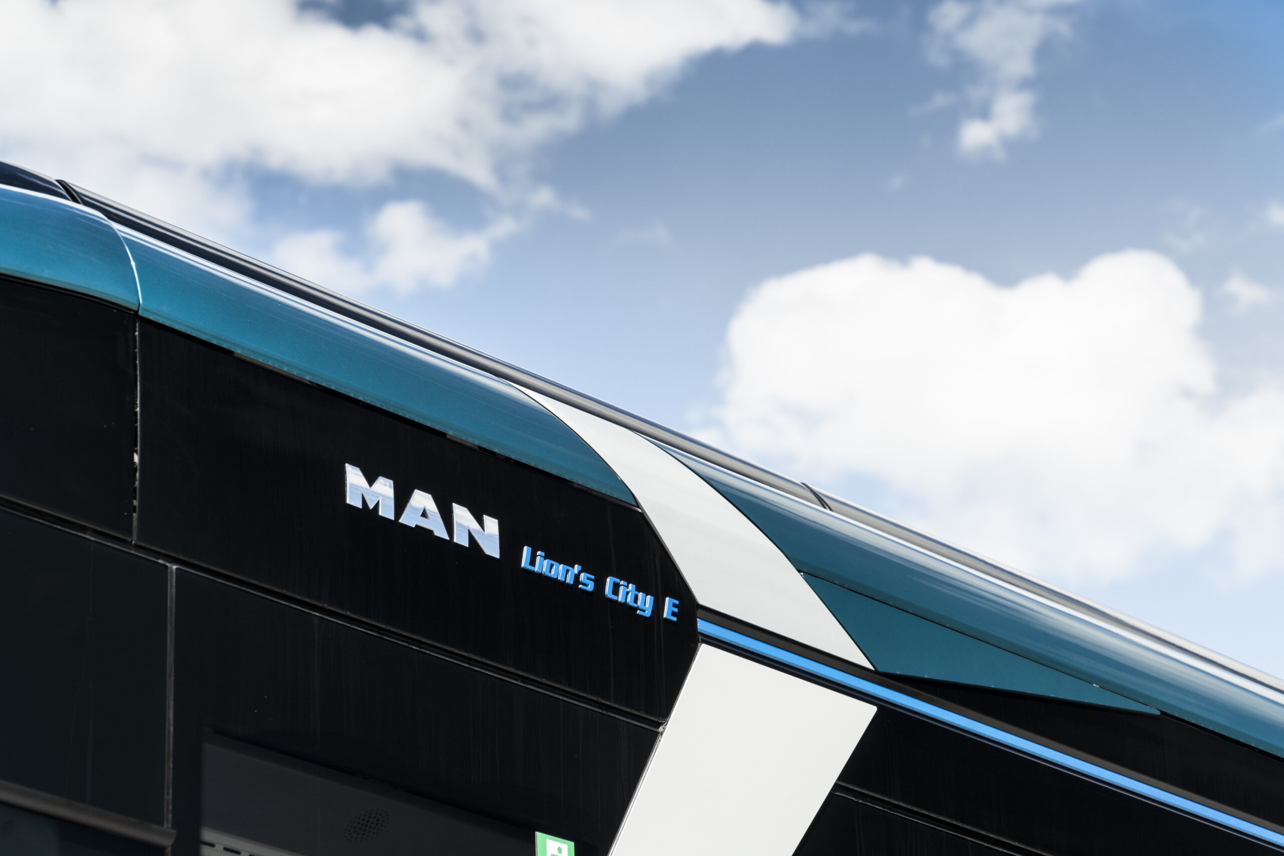 Avtobusda külotsiz etuk ayol