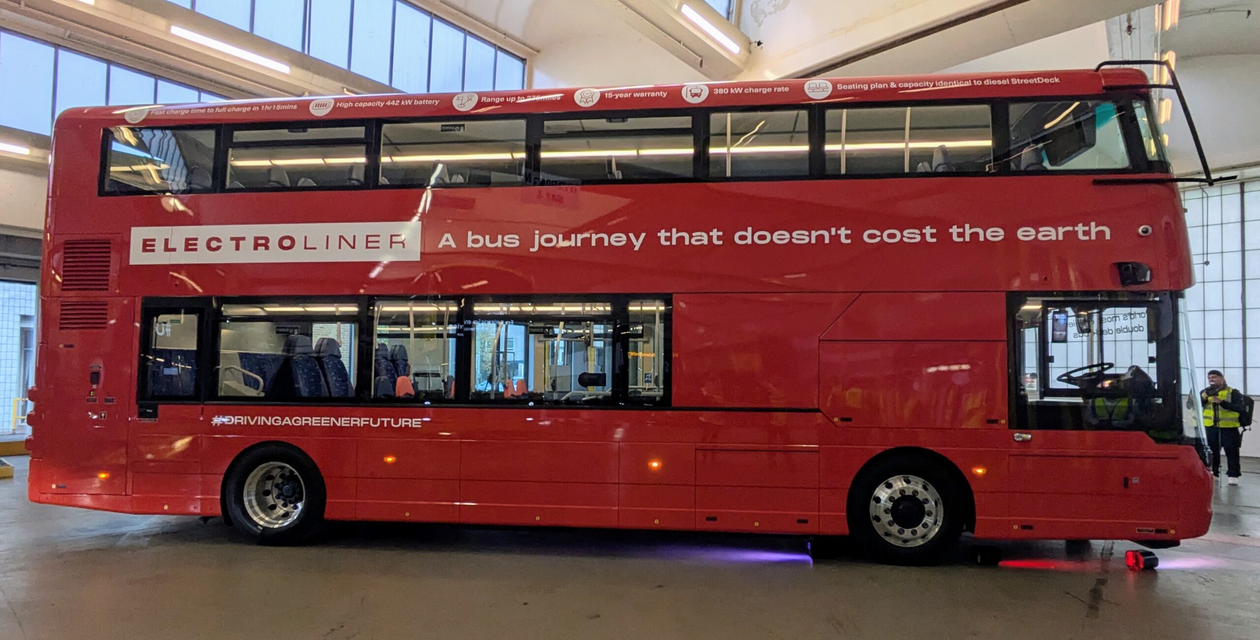 Unlike other electric bus models, no steps have been added on the lower or upper deck, ensuring greater space and accessibility for passengers