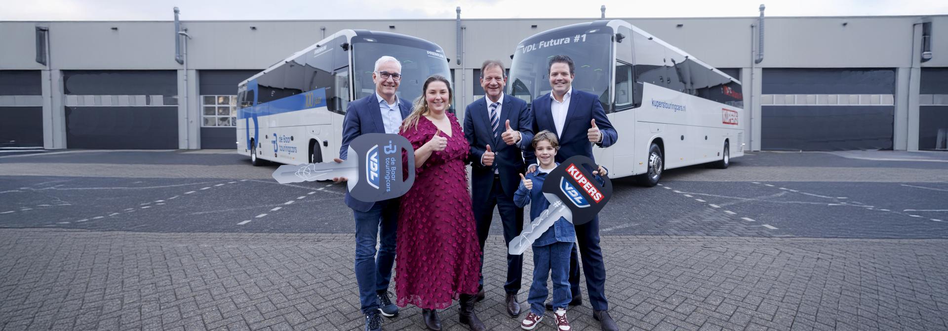 Left to right: Paul de Baar (De Baar Touringcars), An-Sophie Meeuwissen (VDL Bus Group), Marc van Doorn (VDL Bus Group), Julius Fonteijn, Bert Fonteijn (Kupers Touringcars)