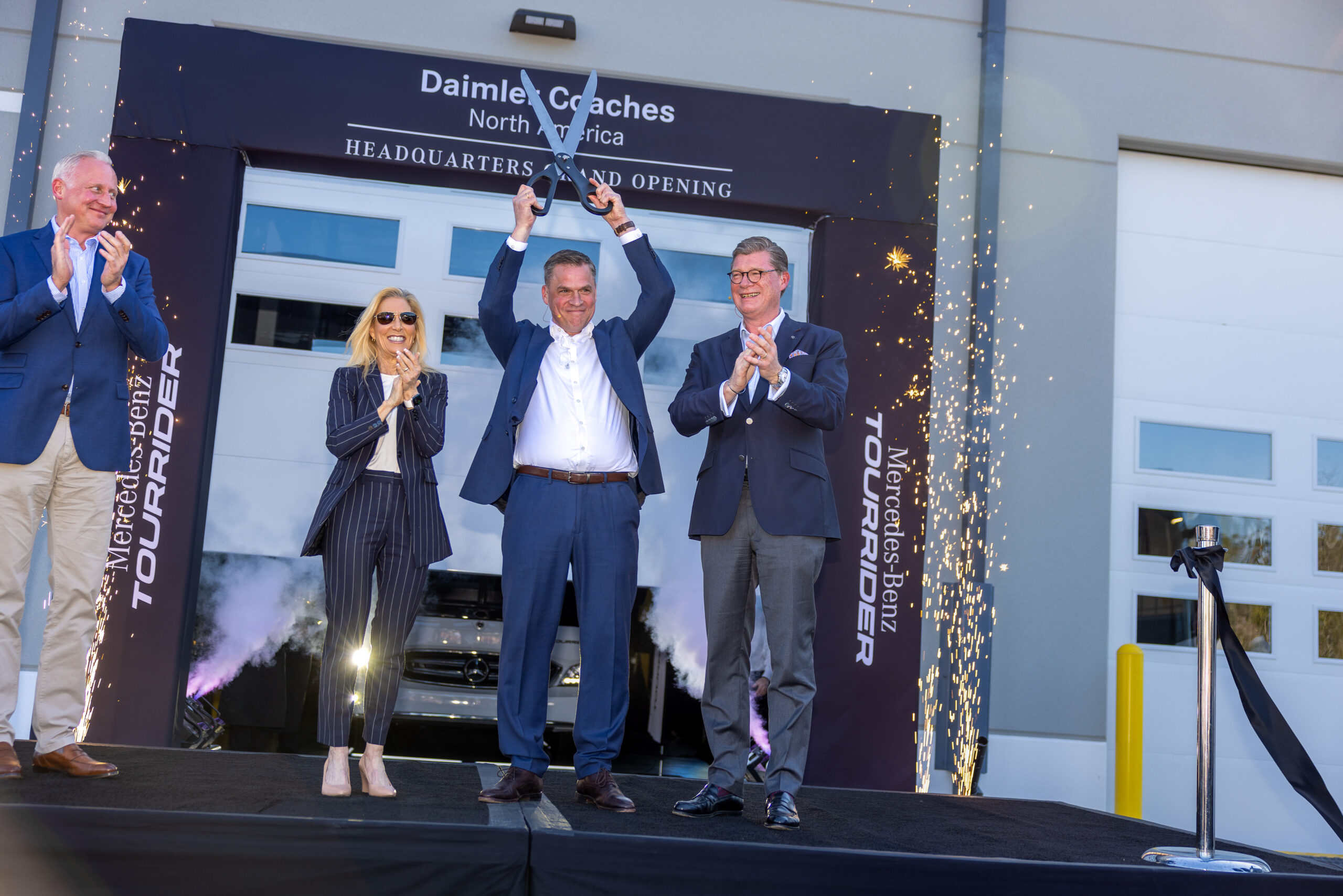 Daimler Coaches North America (from left to right: Mirko Sgodda, Head of Marketing, Sales and Customer Services at Daimler Buses, Donna Deegan, Mayor Jacksonville, Dietrich Müller, CEO and President of Daimler Coaches North America LLC, Till Oberwörder, CEO of Daimler Buses