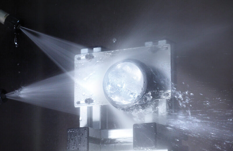 High-pressure jet cleaner test for the LED daytime running and position lamp 90 mm